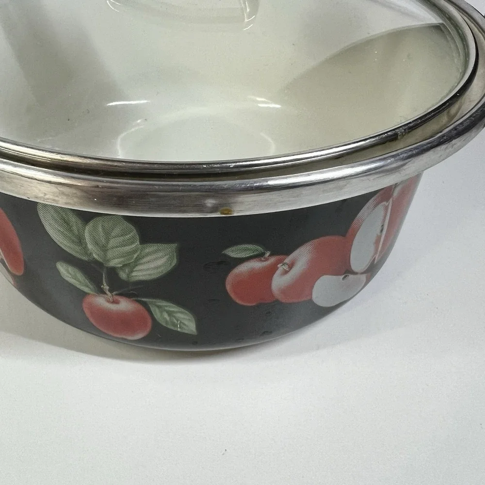 Vintage Ginnys Enamel Pan and 2 Bowls Apples Red Black Lot of 3‎ Movie Prop